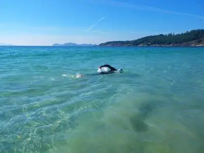 大海里游泳的男人