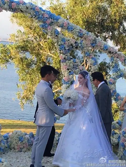 童话婚礼!刘诗诗穿婚纱与吴奇隆甜蜜热吻