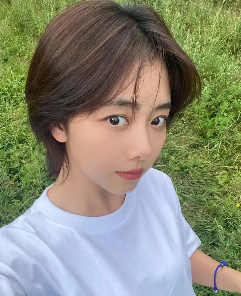 谭松韵颜值保质期太长,自拍不开美颜依然有少女感,很自然的美,看着就