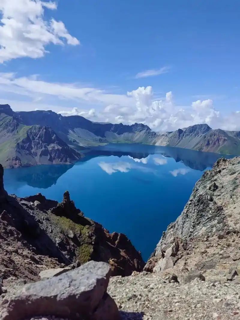 向云端[拥抱]晴空万里 海拔2760米的长白山天池[太阳]#爱生活爱