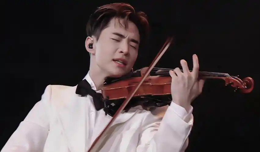 演绎神仙合奏舞台,永远可以相信刘宪华的舞台_小提琴_乐器_因为