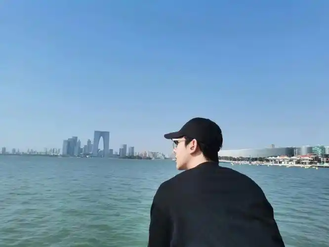 告 背影挡不住的魅力 解锁个 人 首 本 主 流 五 大男刊 期待大片正式