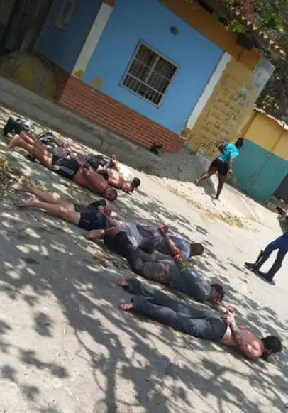 裤衩趴在地上,显得十分狼狈|美军|唐纳德·特朗普|士兵|美国_网易订阅