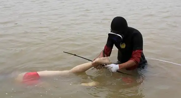 女子裸死池塘多日无人理睬被误认为充气娃娃