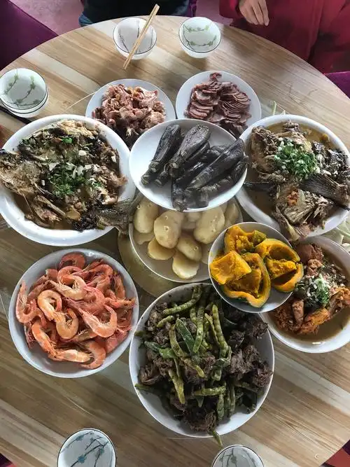 丰盛的一桌饭菜