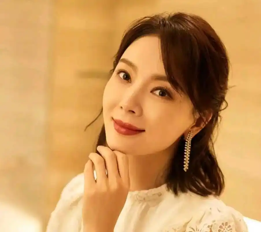 用静美如画 人淡如菊 气质女神陈数#明星 #最美笑容 - 抖音