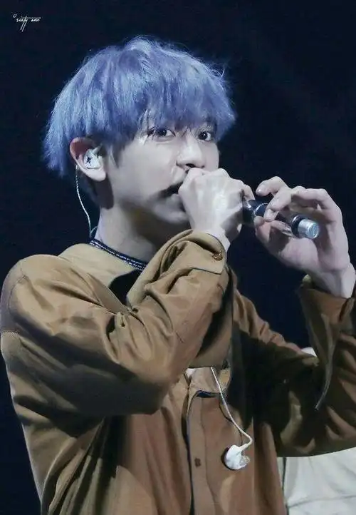 朴灿烈近照曝光头发颜色亮了粉丝喜欢你的星空蓝