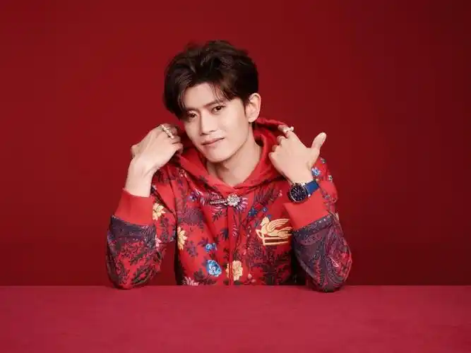 任嘉伦这种红配黑是非常经典的穿搭红色喜庆黑色高级