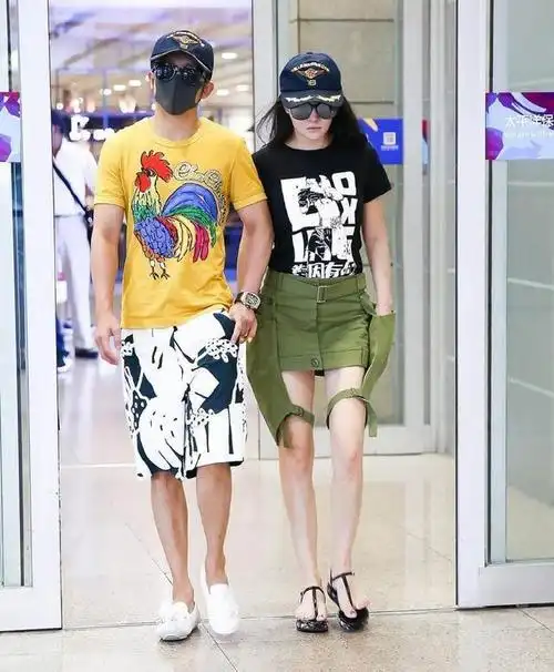 化成自然妆容的江映蓉竟然有点美,冉莹颖这鞋子跟踢毽子没区别了