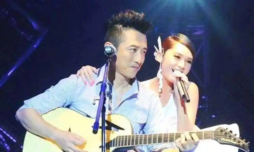 现如今,庾澄庆和张嘉欣结婚四年,生活稳定,重心放在陪伴家人.