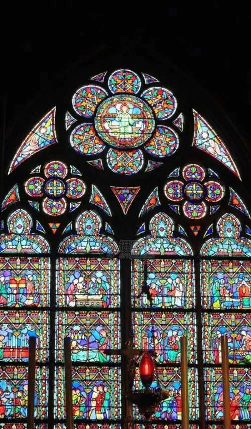 看看巴黎圣母院的玫瑰花窗,人间宝藏,可惜有生之年看不到了