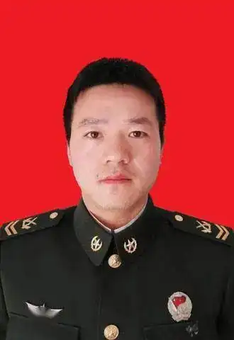 1995年12入伍,现任92913部队班长,海军一级军士长(士兵最高军衔,"兵王
