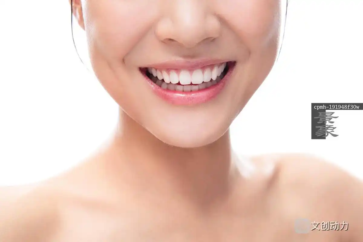 漂亮的青年女人笑容特写