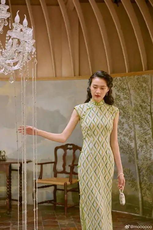 6:雪纺旗袍    款式:小连袖/有胸腰省/全开襟/全盘扣/全身包边/棉绸