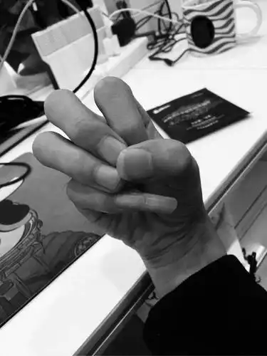 为什么部分男生会留长指甲?