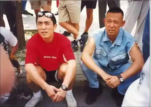 姜文周韵一家最新同框照俩儿子罕露正面身高惊人长相都随爸