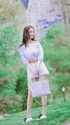 杨幂夏日穿搭,清新脱俗气质,辣妈也可美如少女.