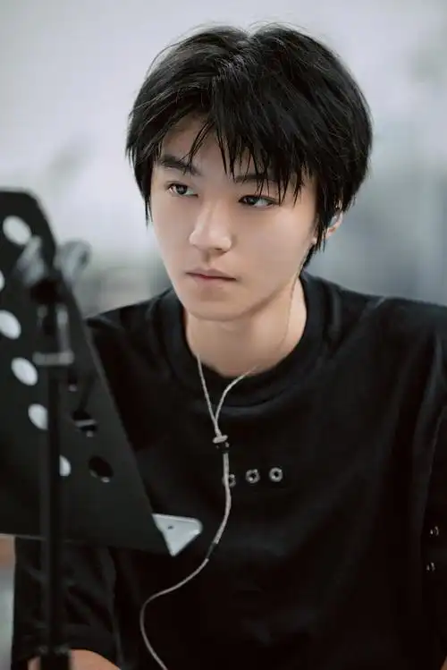 王俊凯练习室照##王俊凯汗水浸湿了头发#王俊凯在练习室的照片~这也