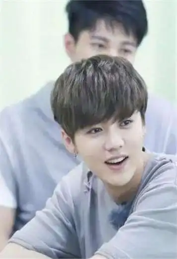 直到看见鹿晗被央视采访,我才明白,为啥7年前巅峰时敢