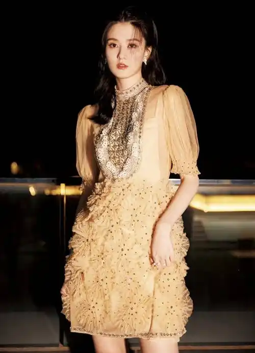 女星乔欣时尚写真:姣美玲珑,眉清目秀