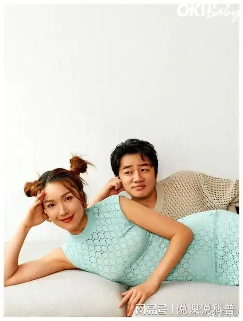 王祖蓝一家四口同框合影,老婆亚男最美,两个女儿各像各的!