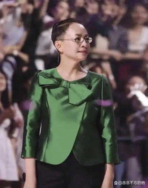 最近,一组宋丹丹在三亚度假的照片在网络上引发了广泛的热议.