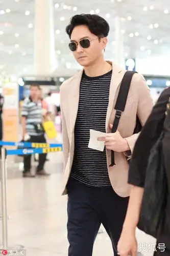 "不老男神"张智霖行色匆匆 急着陪老婆过中秋吗