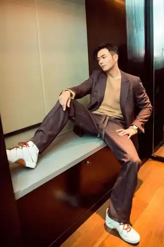 杨烁型男范儿现身芭莎男士盛典 2018多部作品质感演员引期待