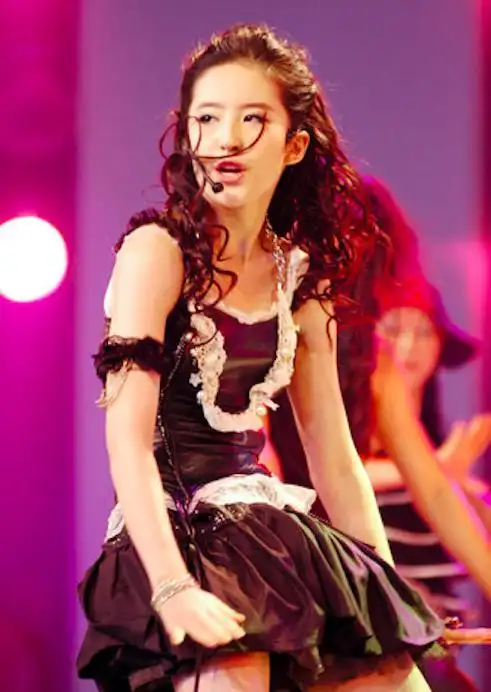 刘亦菲早年舞台跳舞,着装火辣身材性感,不是天仙是性感尤物