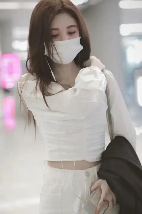 鞠婧祎太迷人了,穿白色露脐装秀身材,网友:没有对比就没有伤害