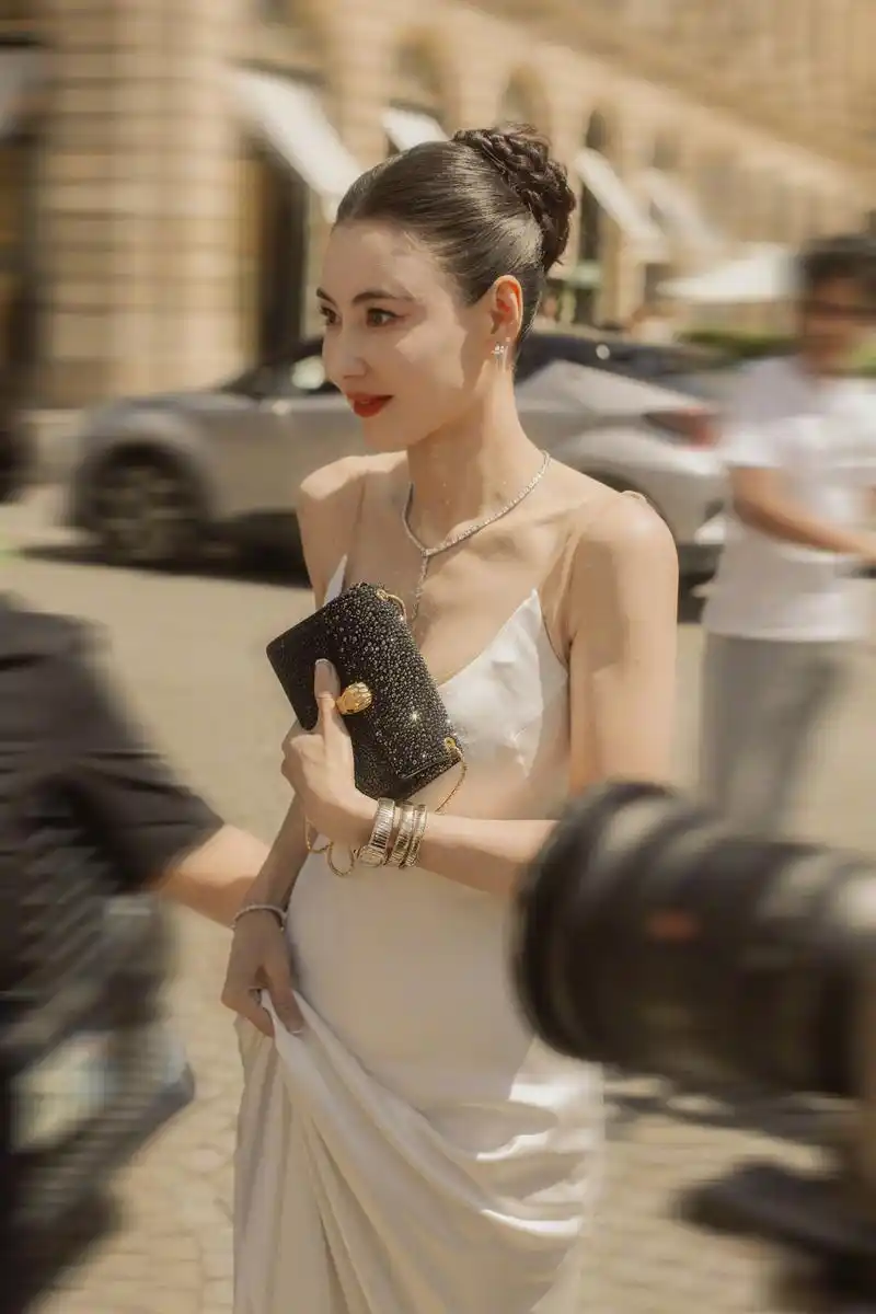 张柏芝瘦好多,深v露背造型超惊艳,与吴磊同框看不出年龄差