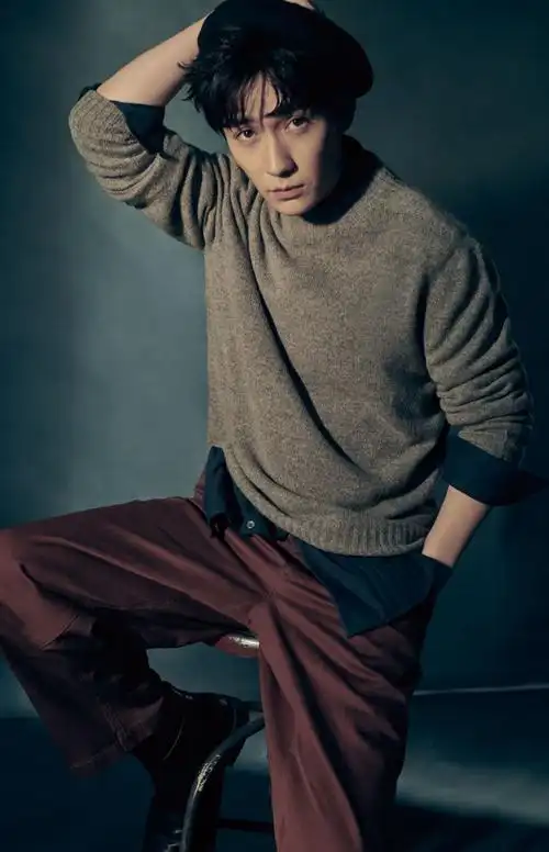 简介:朱一龙时尚杂志封面大片,分享一组朱一龙图片给大家,图中的明星