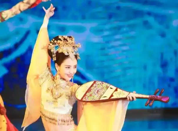 杨颖飞天造型太大胆!黄晓明看了坐不住,陈好却只靠眼神就赢了