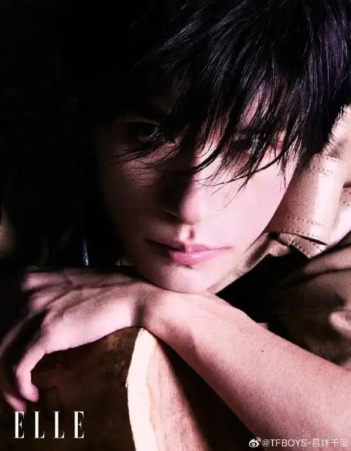 易烊千玺《elle》3月刊封面释出,不愧是硬照天才_腾讯新闻