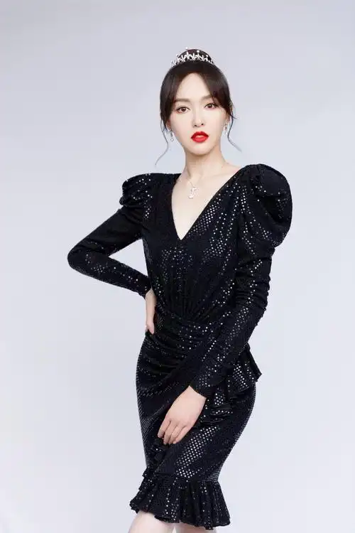 唐嫣身穿亮片深v礼服,晒优越锁骨线条惹人羡