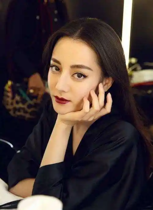 迪丽热巴瘦脱相?