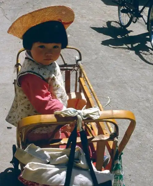 图为1983年北京一个四合院家庭里的小男子汉,身上穿着一条小背心.