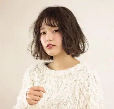 两侧的发丝稍稍向脸颊位置梳理一些,额前还有几缕碎发刘海,很清纯淡雅