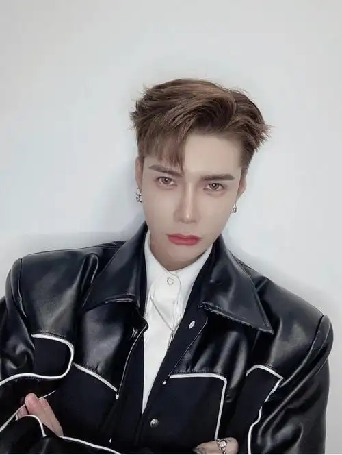 男生王嘉尔同款发型推荐