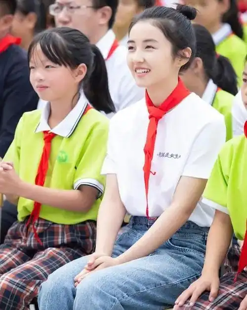 张子枫也太显嫩了扎丸子头配戴红领巾说她是小学生都信