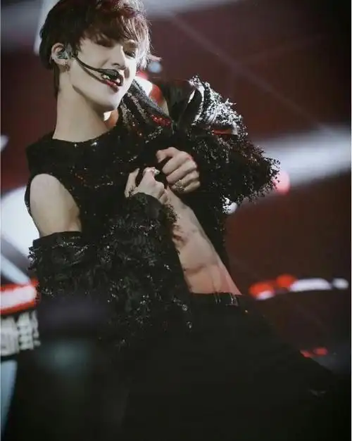 感觉身上都是仙气,特别的吸引人,而且他顶胯的动作也比较的性感,腹肌