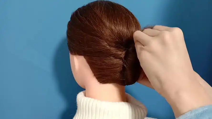 【编发技巧】40-50岁女人日常,多尝试这样扎头发,发型气质利落有档次