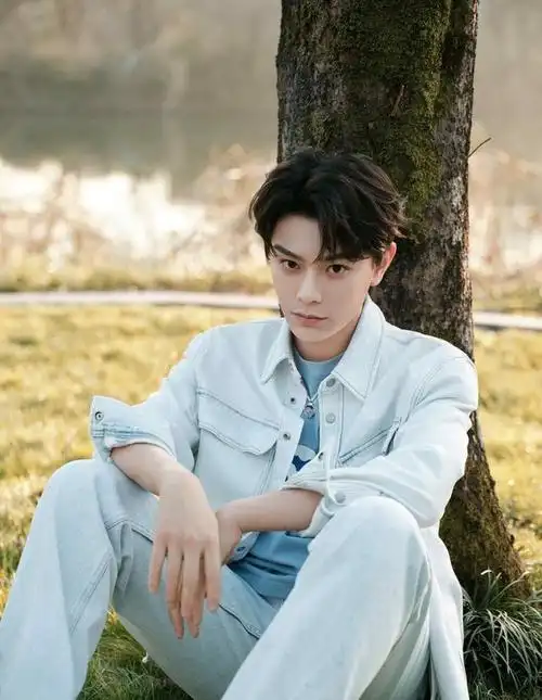 231227 丁禹兮:自然光的温柔,粉丝心中的最帅倩影