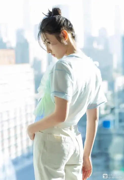 张子枫一身嘻哈风格亮相,宽大外套搭配工装裤帅气十足,太潮了