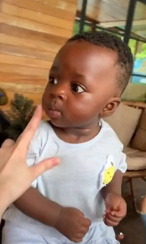 敲可爱小卤蛋黑人萌娃火了简直就活脱脱一真人版布娃娃