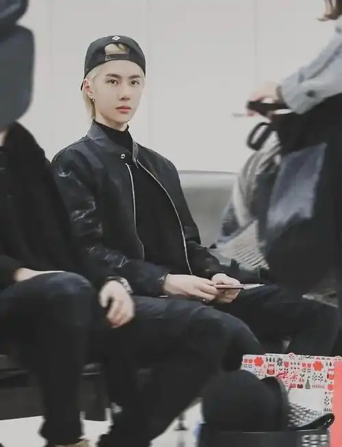 机场候车的王一博,他真的又帅又白,真正近距离感受到他的气质!