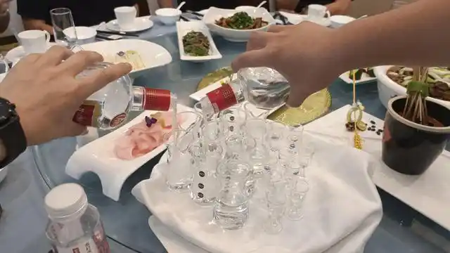 领导喝酒应酬天天有,为啥上班还能精力充沛?行家:值得研究