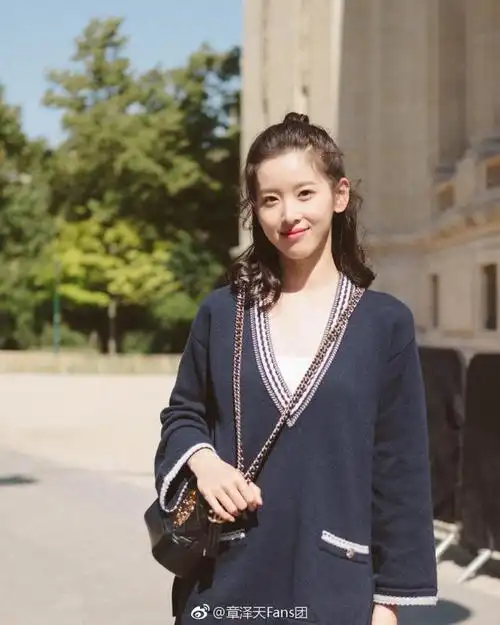 奶茶妹妹巴黎看秀卷发半丸子头笑容甜美少女感爆棚