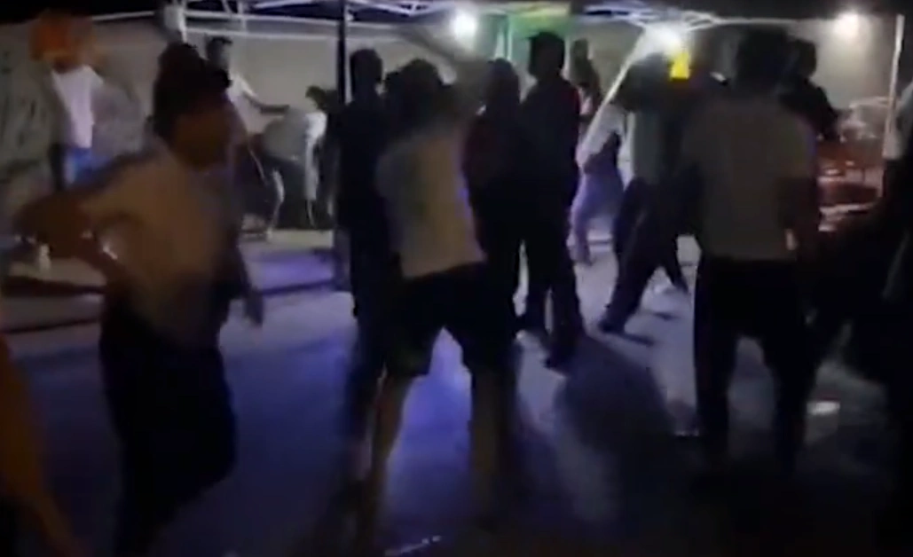 海南一酒吧发生群殴事件,两桌人敬酒起冲突,现场堪比动作大片