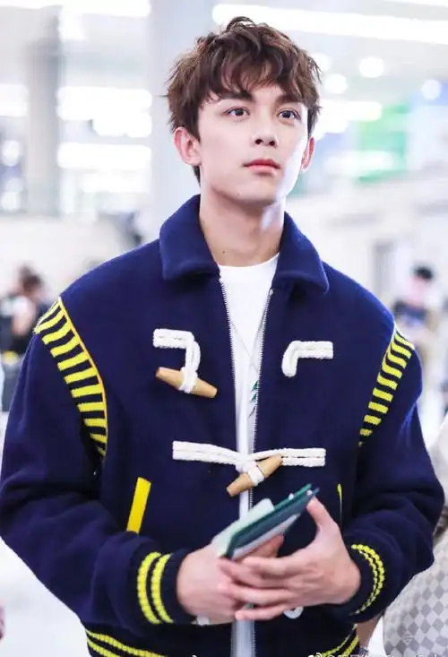 吴磊机场卷发街拍图片